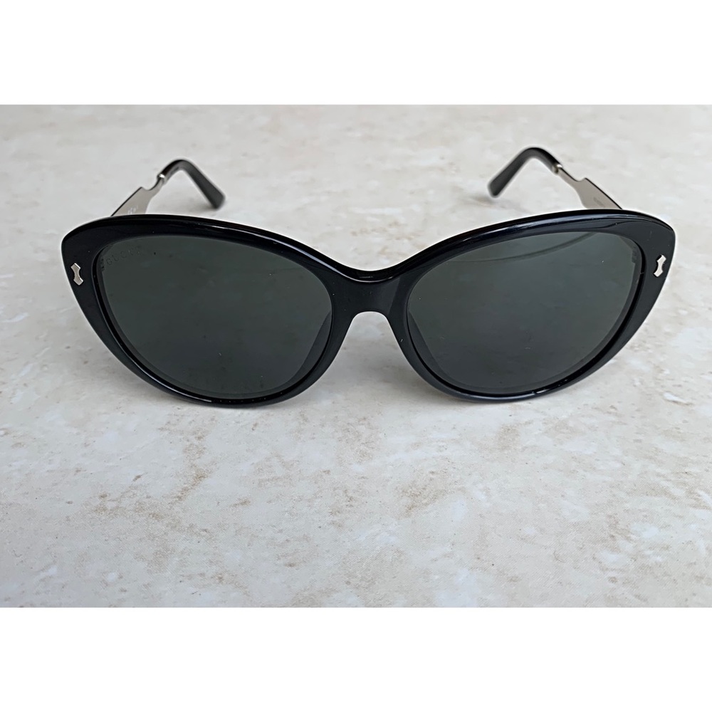 Gucci sunglasses in GREAT condition 😎